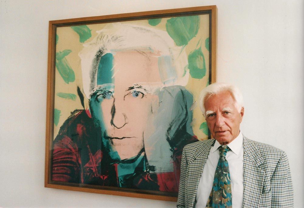 Erich Marx na tle swojego portretu namalowanego przez Andy'ego Warhola, fot. materiały organizatorów